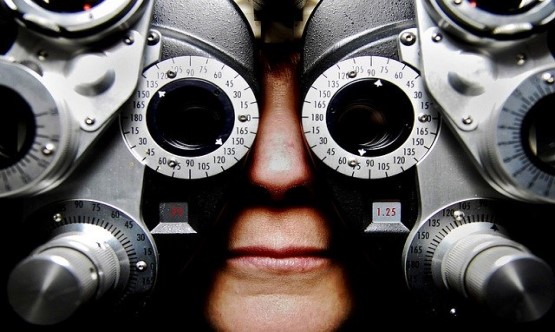 Jak wygląda dobieranie soczewek kontaktowych przez optometrystę?